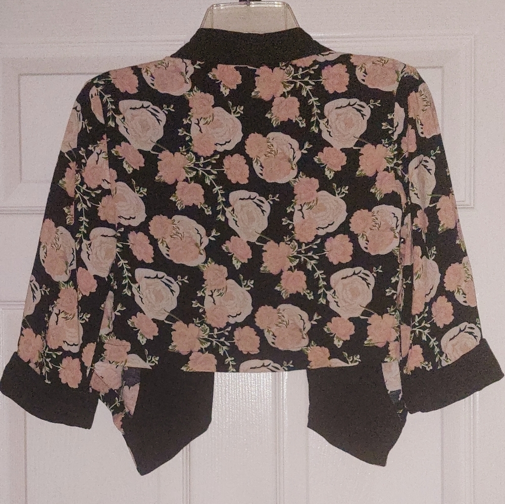 I love H-81 Beautiful Floral Blazer black & light pink peachy color Size S/P - Picture 4 of 5